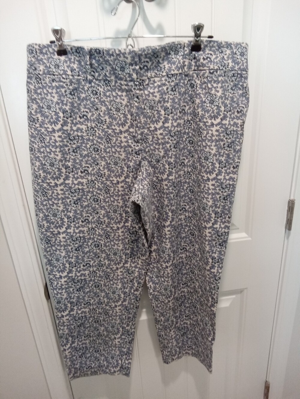 LOFT Ann Taylor Julie Plus Size 14 Blue and White Floral Print Cropped Pants